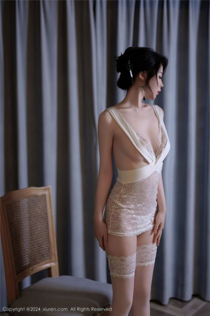 美女脱内衣裸露双奶头捆绑sm海报