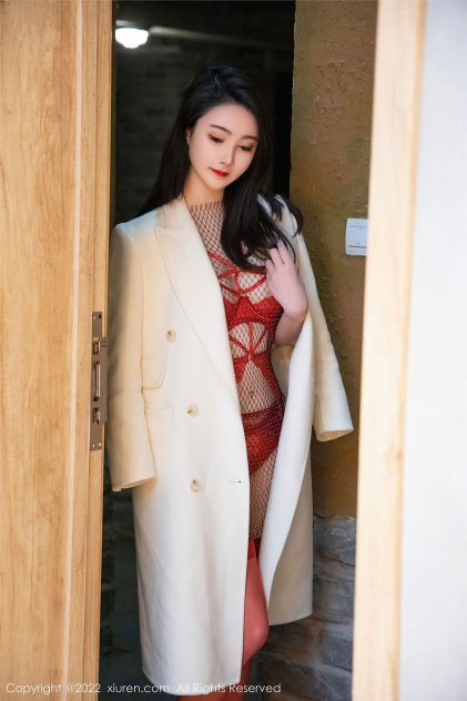 裸体大胸美女奶头露出来海报